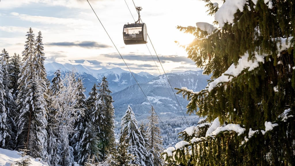 Die Gondeln fahren nach Bedarf: der „FlemX“ im Schweizer Skigebiet Flims Laa nutzt die Ropetaxi-Technologie.
