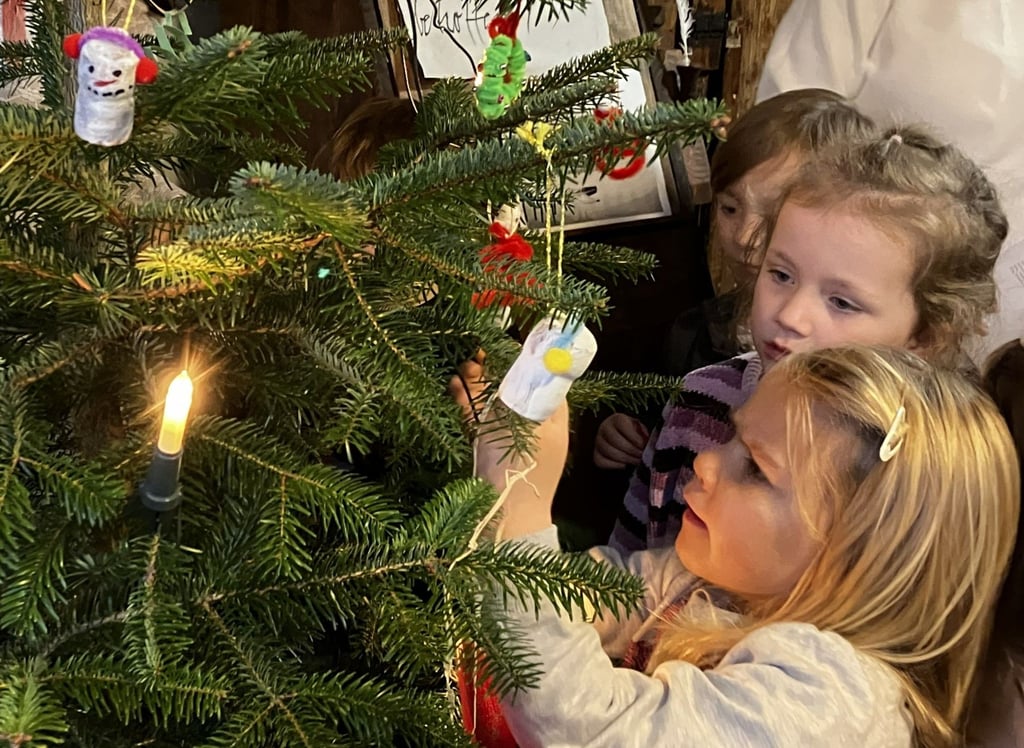 Kinder aus der Kita "Gernröder Spatzen" schmücken den Weihnachtsbaum in der Alten Elementarschule mit selbstgebastelten Anhängern.