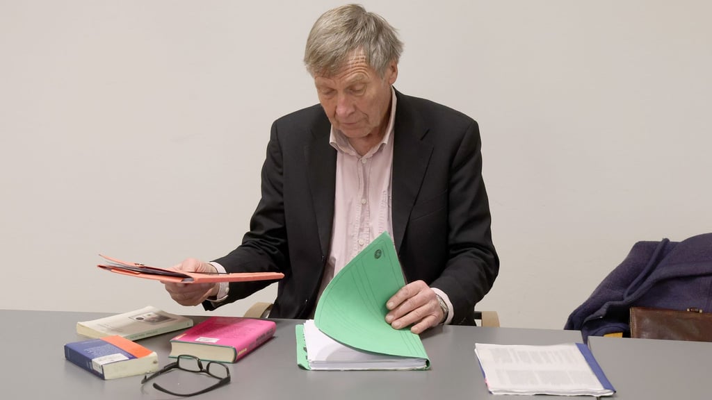 Ernst Hörmann aus Bayern stand im Rahmen eines Berufungsverfahrens erneut vor Gericht, weil er als Mitglied der „Letzten Generation“ an einer Pumpstationen eine Ölleitung von Rostock zur Raffinerie im brandenburgischen Schwedt abgesperrt beziehungsweise dies versucht hatte.
