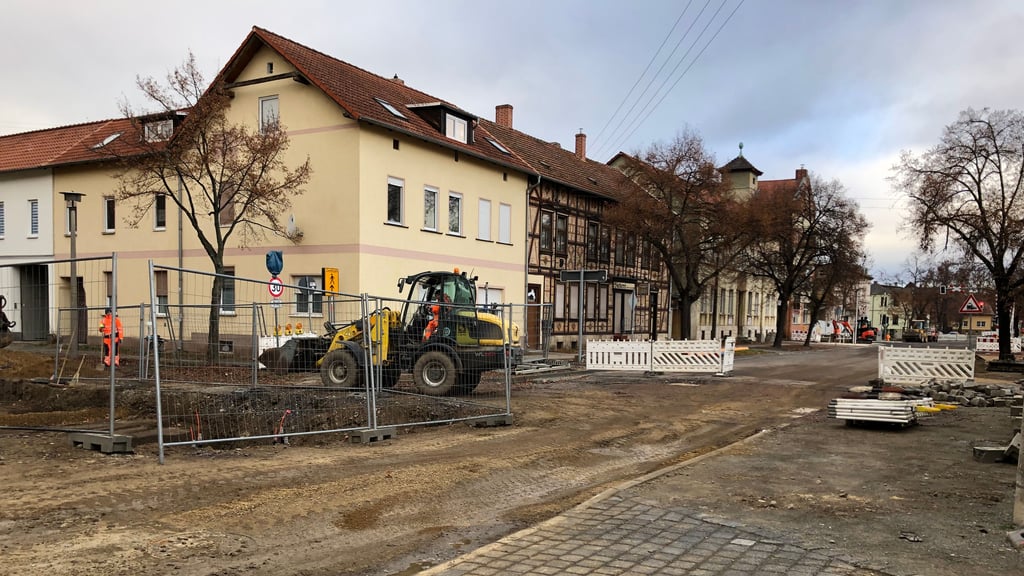 Aktuell wird in der Stresemannstraße in Quedlinburg vor allem im Kreuzungsbereich  zum Rambergweg gebaut; Arbeiten gibt es aber auch noch in den Bereichen am Bahnübergang.