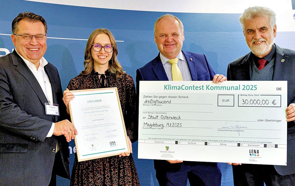Die Spitzenvertreter der Ausrichter des Klimaschutzwettbewerbs    überreichten Urkunde und Scheck an die Osterwiecker. Von links:  Marko Mühlstein (Landesenergieagentur), Klara Ladde aus dem Bauamt, Bürgermeister Dirk Heinemann und Umweltminister Armin Willingmann (beide SPD). 