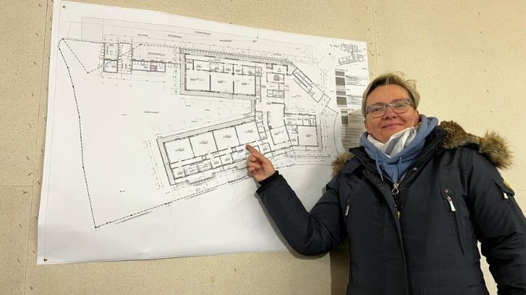 Projektleiterin Katja Kaiser zeigt die künftige Aufteilung der zweigeschossigen Kita in Angersdorf.&nbsp;