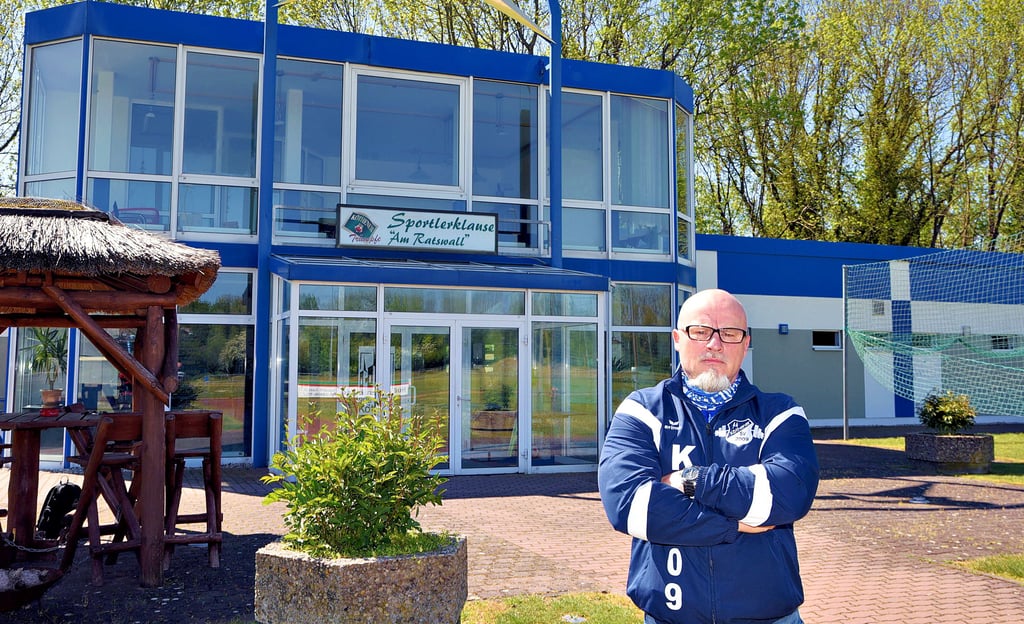 KSV-Präsident Steffen Reisbach steht vor dem Vereinsgebäude am Ratswall in Köthen.