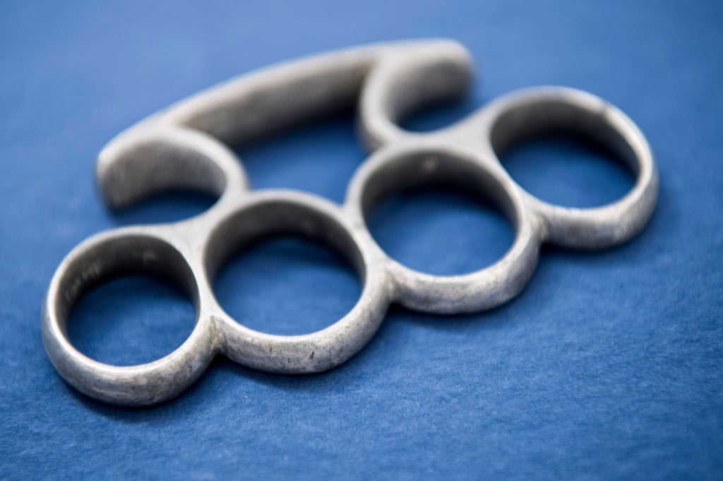 Das Symbolfoto zeigt einen Schlagring. Mit einer solchen Waffe soll ein 20-jähriger Afghane in Weißenfels angegriffen und verletzt worden sein.