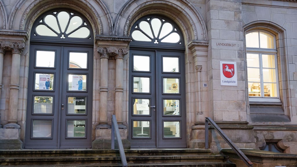 Wegen des schweren sexuellen Missbrauchs seiner eigenen Kinder hat das Landgericht Osnabrück einen 49 Jahre alten Mann zu einer langen Haftstrafe verurteilt. (Archivbild)