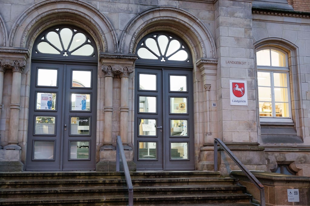 Wegen des schweren sexuellen Missbrauchs seiner eigenen Kinder hat das Landgericht Osnabrück einen 49 Jahre alten Mann zu einer langen Haftstrafe verurteilt. (Archivbild)