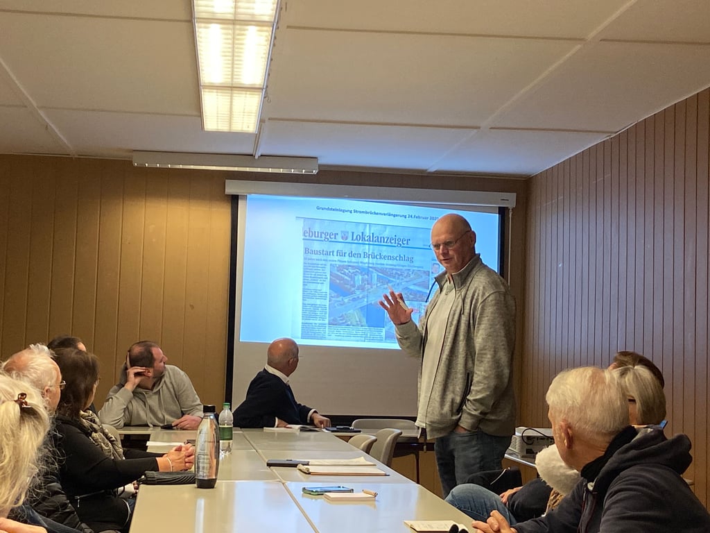 Frank Kornfeld stellt bei der Gemeinwesenarbeitsgruppe (GWA) Werder seinen Vorschlag für den „Platz der Deutschen Einheit“ in Magdeburg vor.