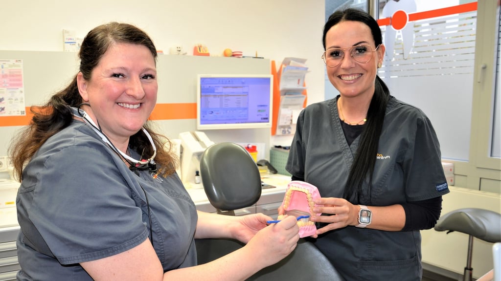Die Zerbster Zahnärztin Jana Schmidt (l.) weiß, wie sich am besten Karies bei Kindern und Jugendlichen vorbeugen lässt und welche Rolle richtiges Zähneputzen dabei spielt.