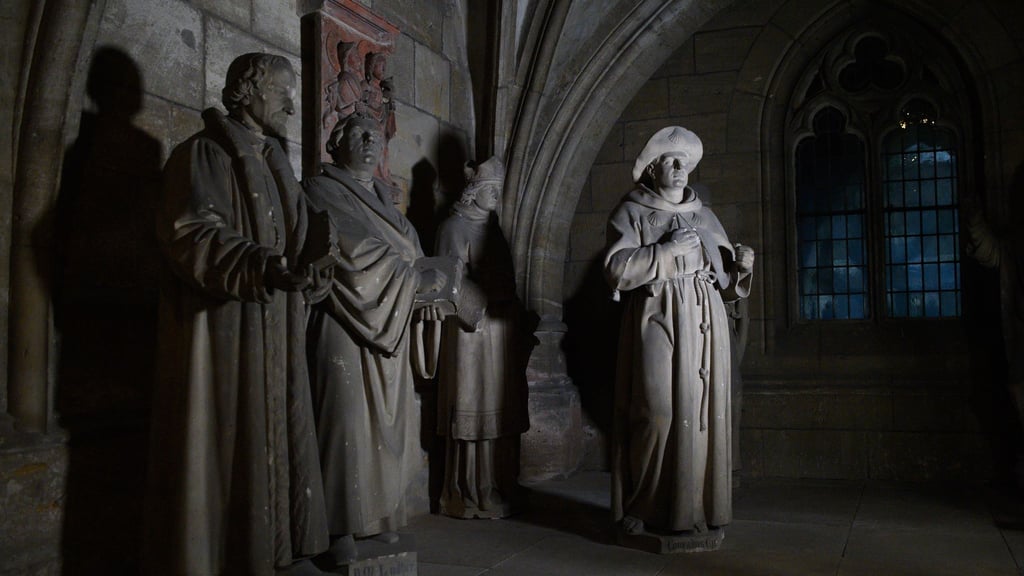 Die Skulpturen stehen im Halberstädter Dom unter der Südempore.