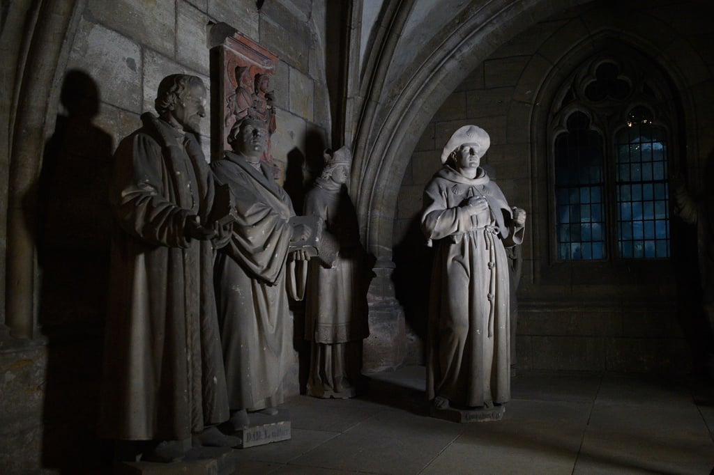 Die Skulpturen stehen im Halberstädter Dom unter der Südempore.