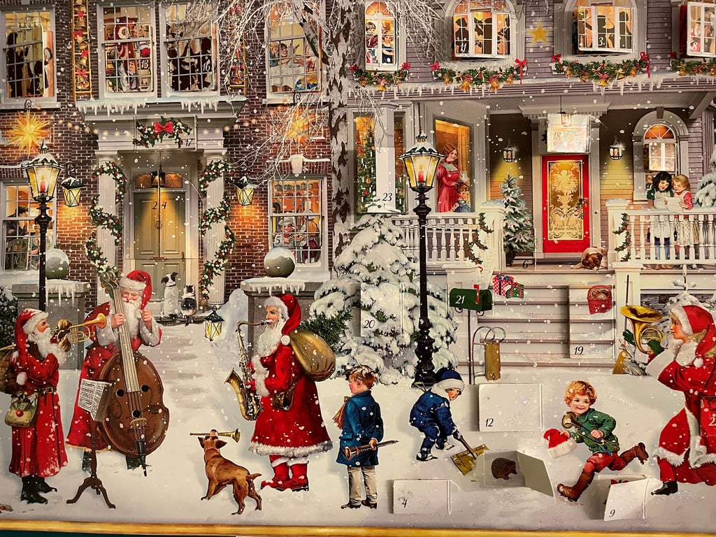 Die ersten gedruckten Adventskalender kamen 1902 in Hamburg auf den Markt - heute gibt es Kalender für alle Geschmäcker und in allen Größen und Formen.