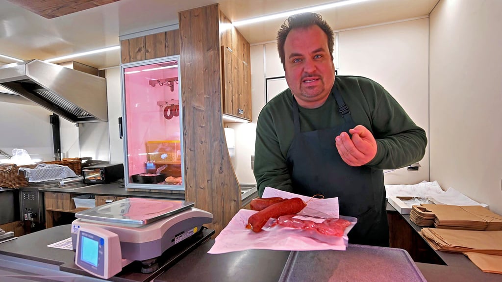 Toni Großmann verkauft Fleisch und Wurst am Nordmann-Stand auf dem Ascherslebener Wochenmarkt – und kommt gern mit den Kunden ins Gespräch.