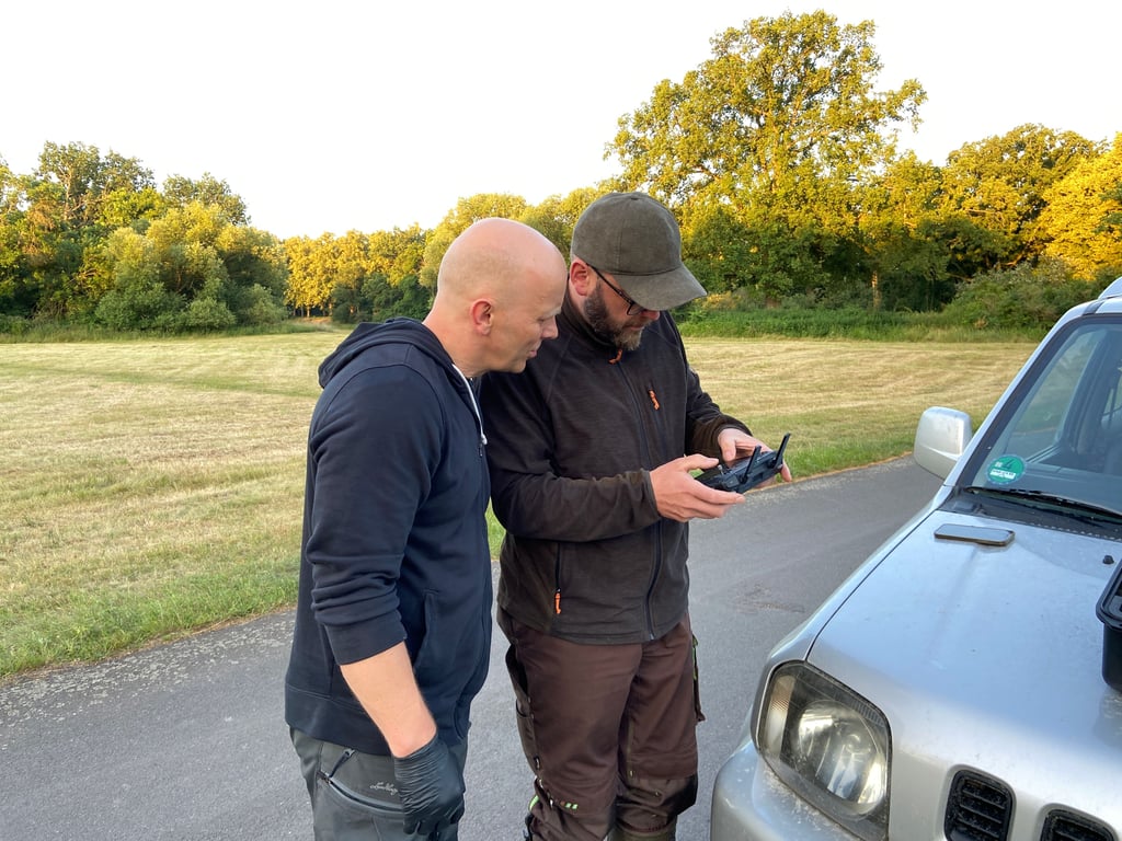 Teamarbeit für den Tierschutz: Jan Driesnack und Christian Möller programmieren die Flugroute der Drohne – präzise Planung ist entscheidend, um kein Rehkitz zu übersehen.
