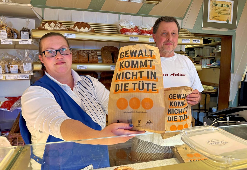 Aktion gegen Gewalt an Frauen vom  Landkreis Anhalt-Bitterfeld in der Bäckerei Achtert in Raguhn - hier mit Carolin Scharpf und Bäckermeister Dirk Husemann.