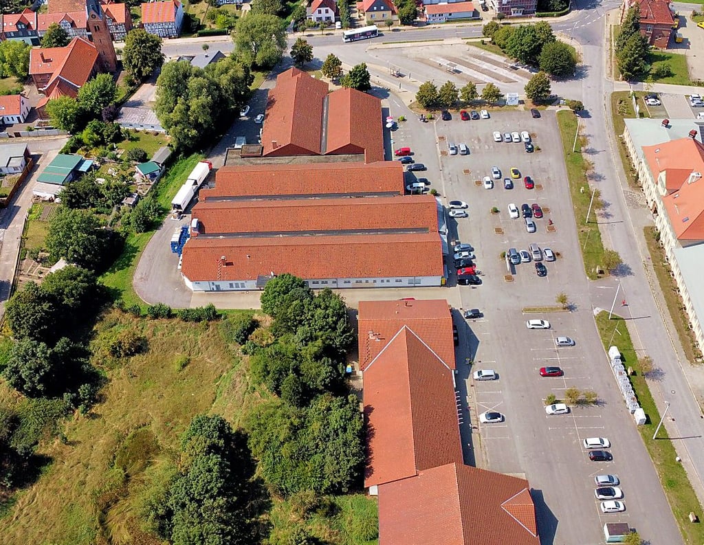 Um die Umgestaltung  dieses  Areals geht es.  Oben der  Busbahnhof, darunter der große Parkplatz des Einkaufszentrums und links  unten die Grünfläche, das sogenannte Biotop. 