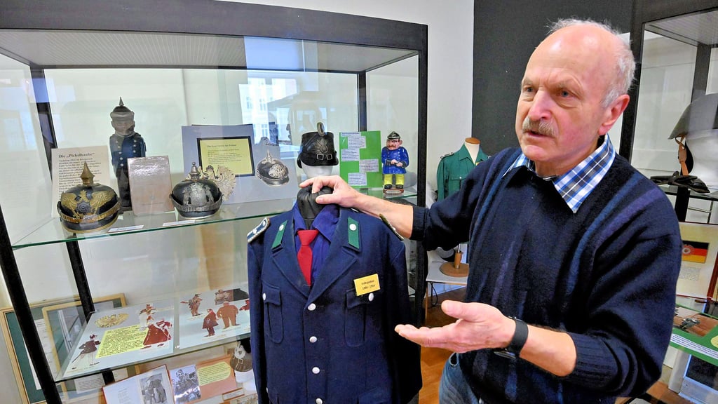 Steffen Claus beim Aufbau der Sonderausstellung zum Thema Polizei im Ascherslebener Museum.