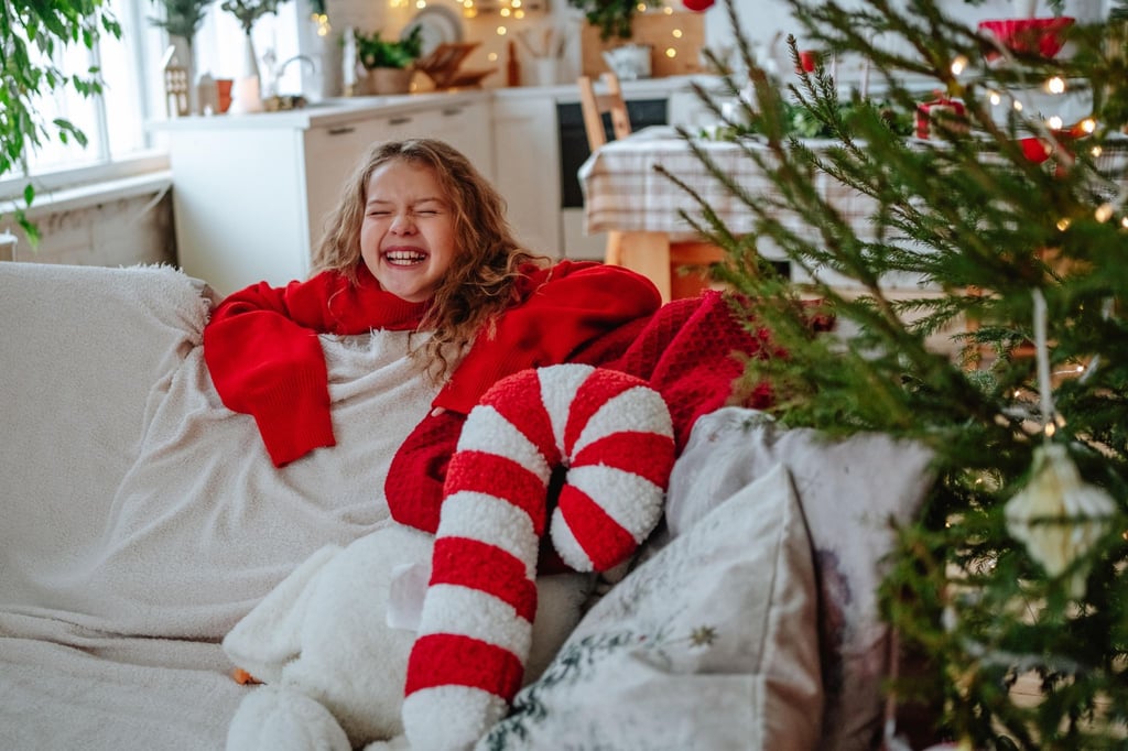 Vor lauter Vorfreude auf die Weihnachtstage sind Kinder oft ganz euphorisch. Auch wenn Eltern da Skepsis haben, sollten sie das Kind keinesfalls ernüchtern.