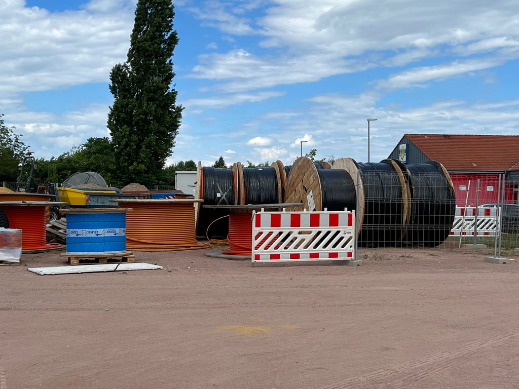 Der „Rote Platz“am Stadtsaal "Stern" in Hecklingen, hier zeitweilig als  Lagerplatz für den  Glasfaserausbau genutzt, könnte eine Bühne erhalten.