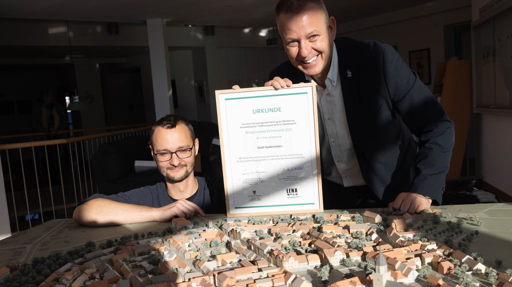 Haldenslebens Klimaschutzbeauftragter  Lennart Victor (l.) und Lennart Victor freuen sich über die Auszeichnung.