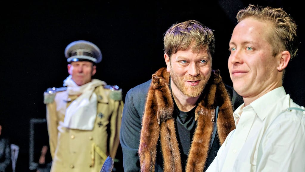 Hannes Liebmann (von links), Fynn Zinapold und Marcel Kaiser in dem Stendaler Theaterstück „Mephisto – Roman einer Karriere“.