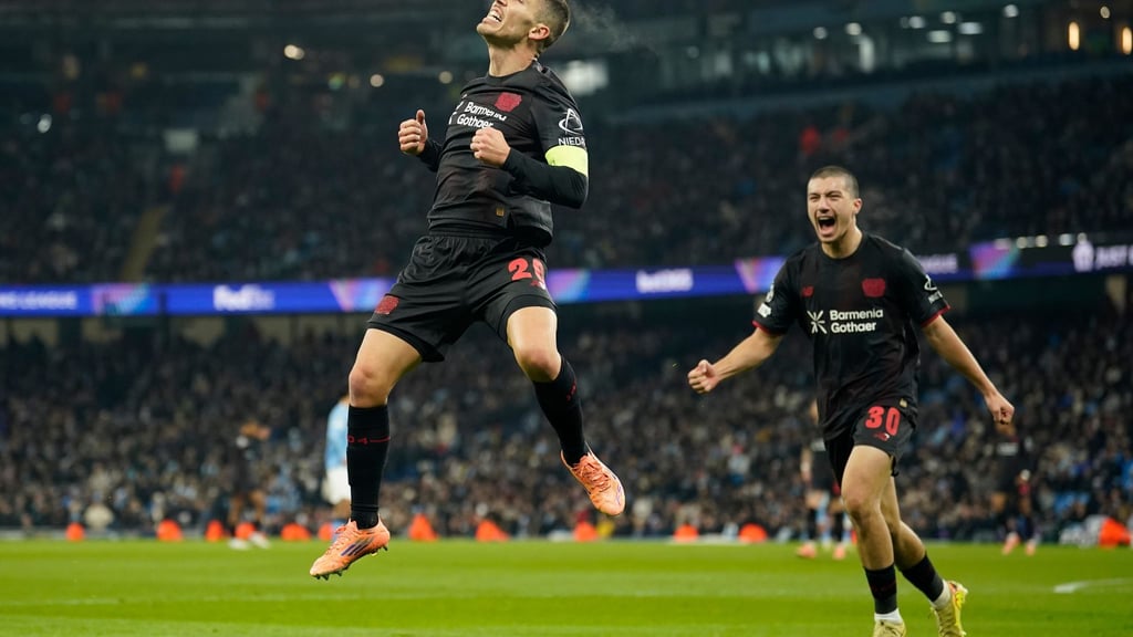 Leverkusens Alejandro Grimaldo jubelt nach seinem Führungstreffer.