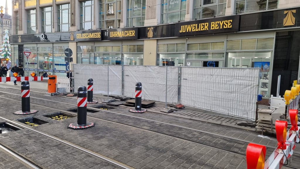 Ein Bauzaun in Kleinschmieden schränkt den Blick auf das dortige Juweliergeschäft stark ein. 