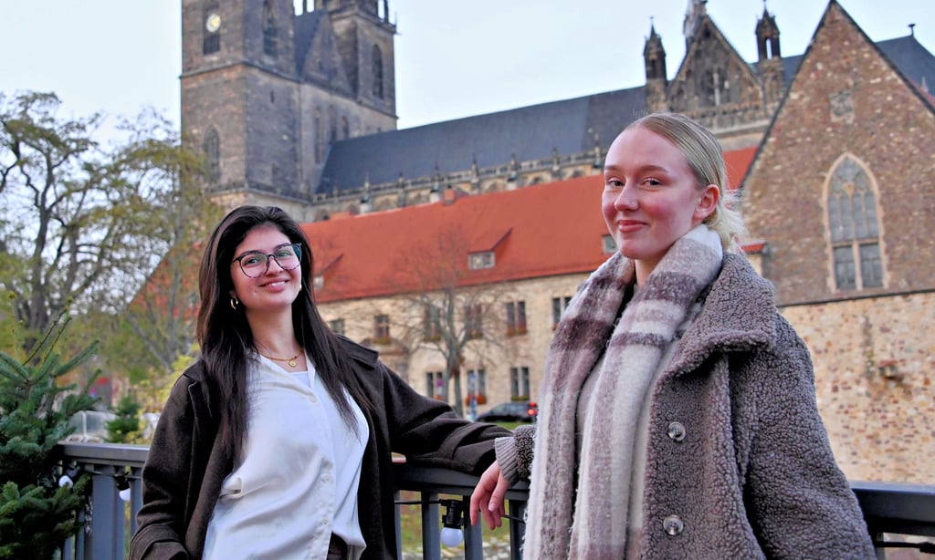 Am Magdeburger Dom waren Zahide Adigüzel (links) und Michelle Strobel mit ihren Schützlingen aus der Ukraine mehrfach.