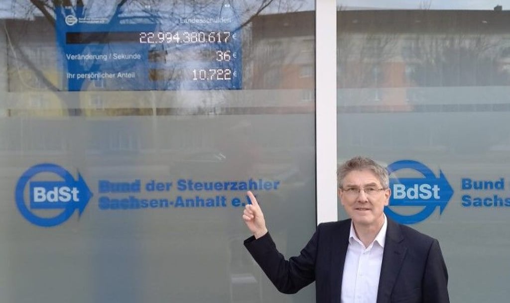 Die digitale Schuldenuhr beim Bund der Steuerzahler Sachsen-Anhalt e.V. zeigt seit 2020 die Landesschulden sowie die Entwicklung für jedermann jederzeit ablesbar öffentlich an. Rechts unten im Bild: BdSt-Vorstand Ralf Seibicke.
