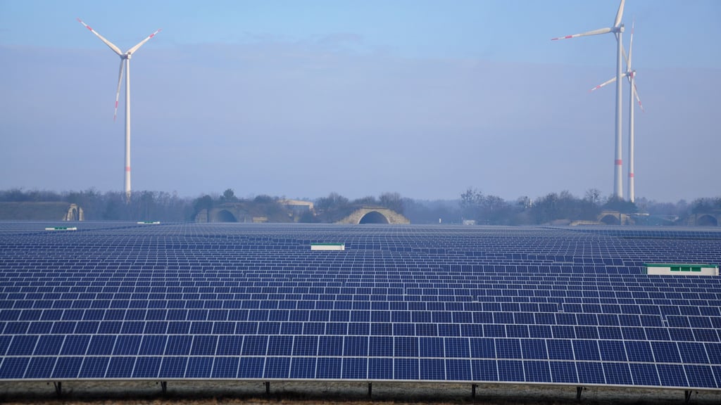 Windräder und großflächige Solaranlagen, wie hier in Zerbst, könnten auch bald in Elbe-Parey stehen. Dazu tagt der Gemeinderat Anfang Dezember.