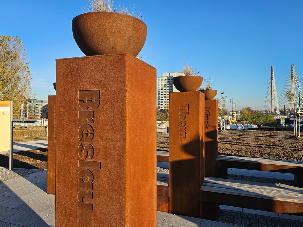 Das Denkmal Magdeburger Recht befindet sich auf der Rampe auf der Werderseite der Strombrücke.