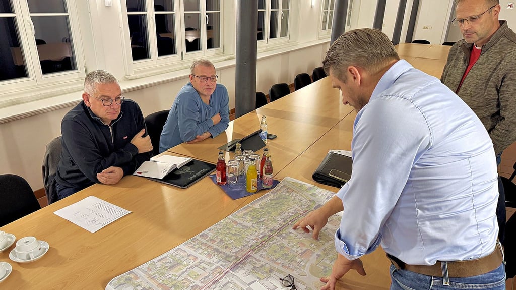 Bürgermeister Sven Hause (2. v. r.) erläutert im Finanzausschuss die Planung der Radwege.