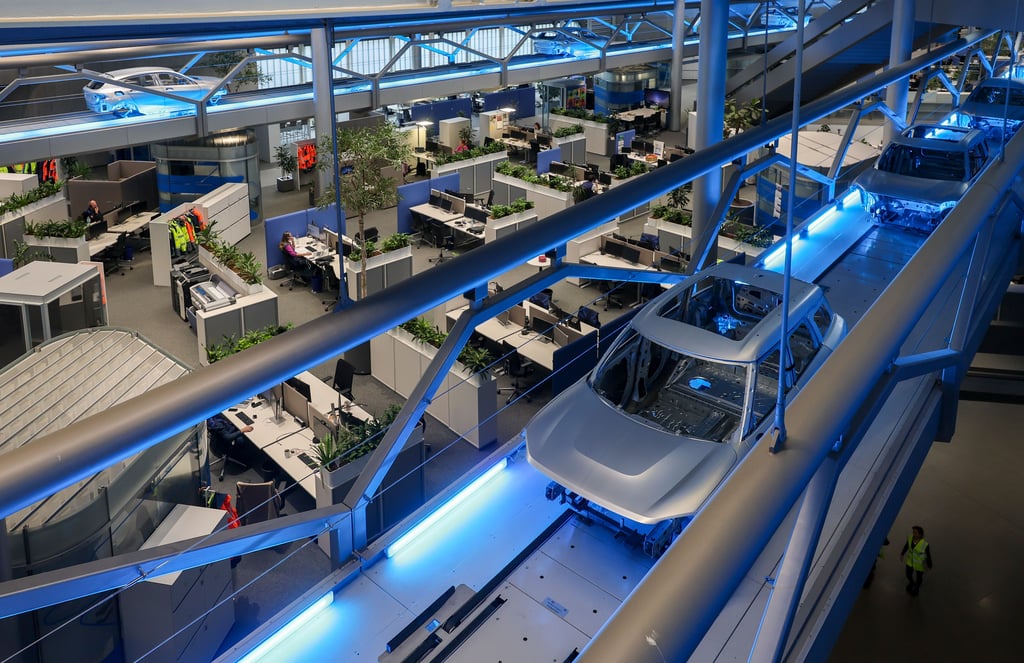  Rohkarossen fahren durch das BMW-Werk in Leipzig. In der sächsischen Metropole fertigen rund 6.800 Mitarbeiter im Moment die Modelle 1er, das 2er Gran Coupé, den 2er Active Tourer und den Mini Countryman. 