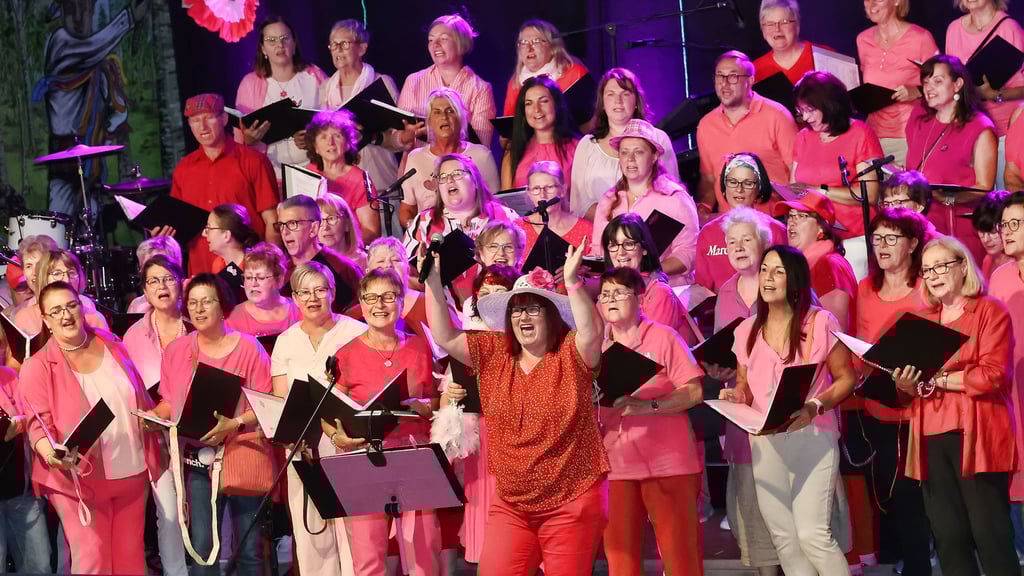 Die Chormitglieder von „MSHsingt“ sind bekannt für ihre pinkfarbene Garderobe. 