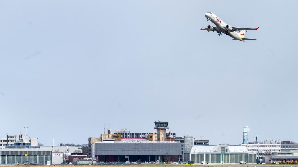 Ein Drohnenflug in unmittelbarer Nähe des Bremer Flughafens beeinträchtigte kurz den Flugverkehr. (Symbolbild)