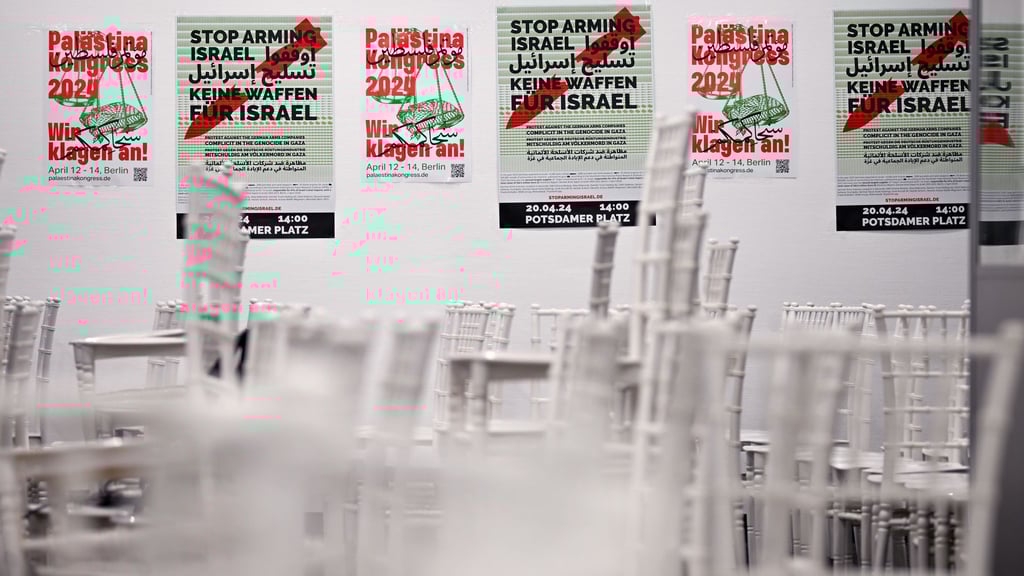 Leere Stühle stehen in dem Veranstaltungsraum, nachdem die Polizei den Palästina-Kongress abgebrochen und verboten hat. (Archivbild)