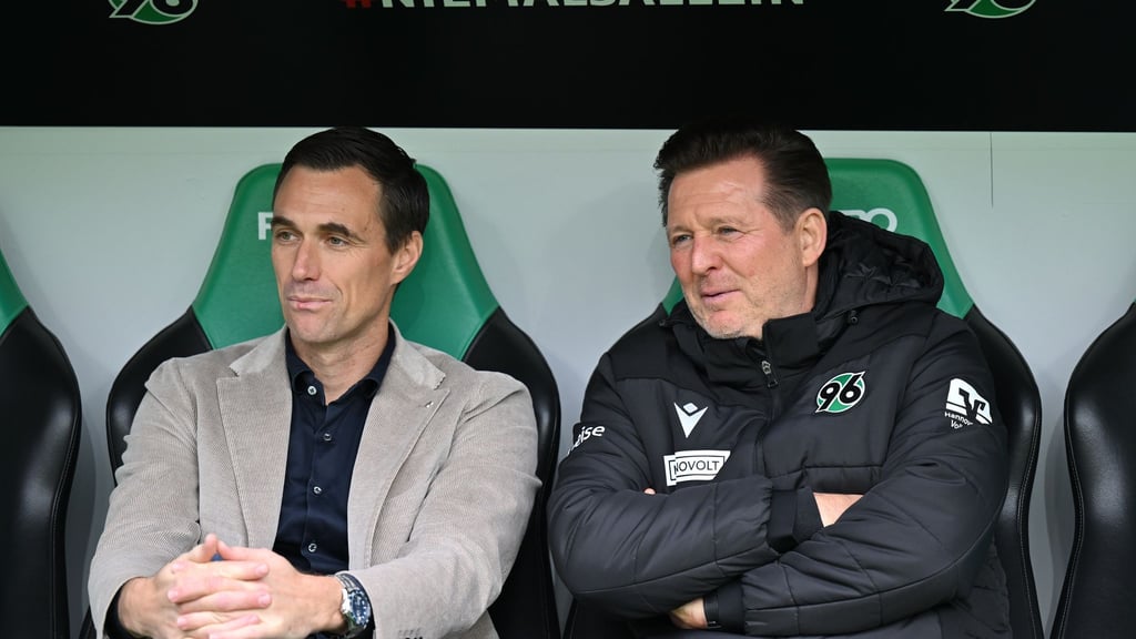 Sport-Geschäftsführer Marcus Mann (l.) und Trainer Christian Titz von Hannover 96.
