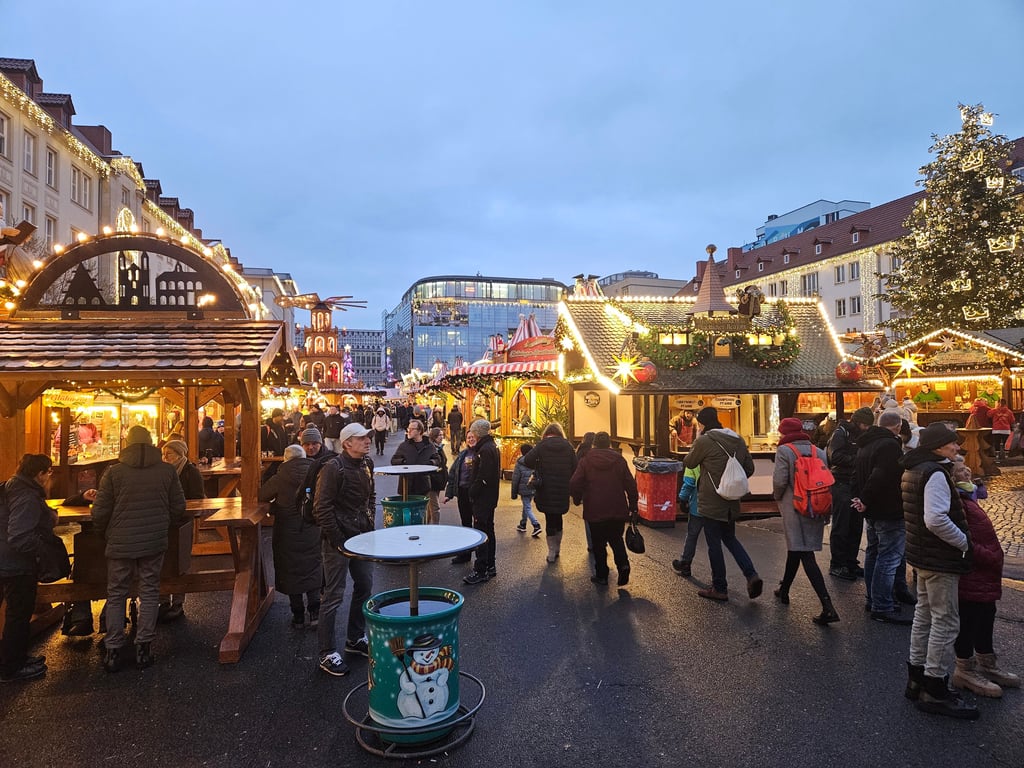 Blick über den Weihnachtsmarkt Magdeburg.