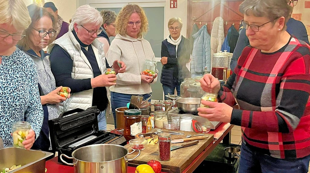 Mitschnippeln, probieren und einmachen waren angesagt in Windberge. Gemüse und Früchte hatten die Teilnehmer zum großen Teil noch aus eigenem Anbau mitgebracht.