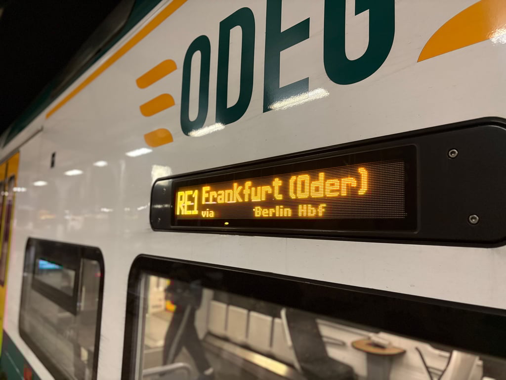 Der Regionalexpress 1 der Odeg pendelt zwischen Frankfurt und Magdeburg und legt dabei auch Stationen in Genthin, Güsen und Burg ein. Wegen des Stellwerkbrandes in Gerwisch ist nun auch Möser ein Haltepunkt.