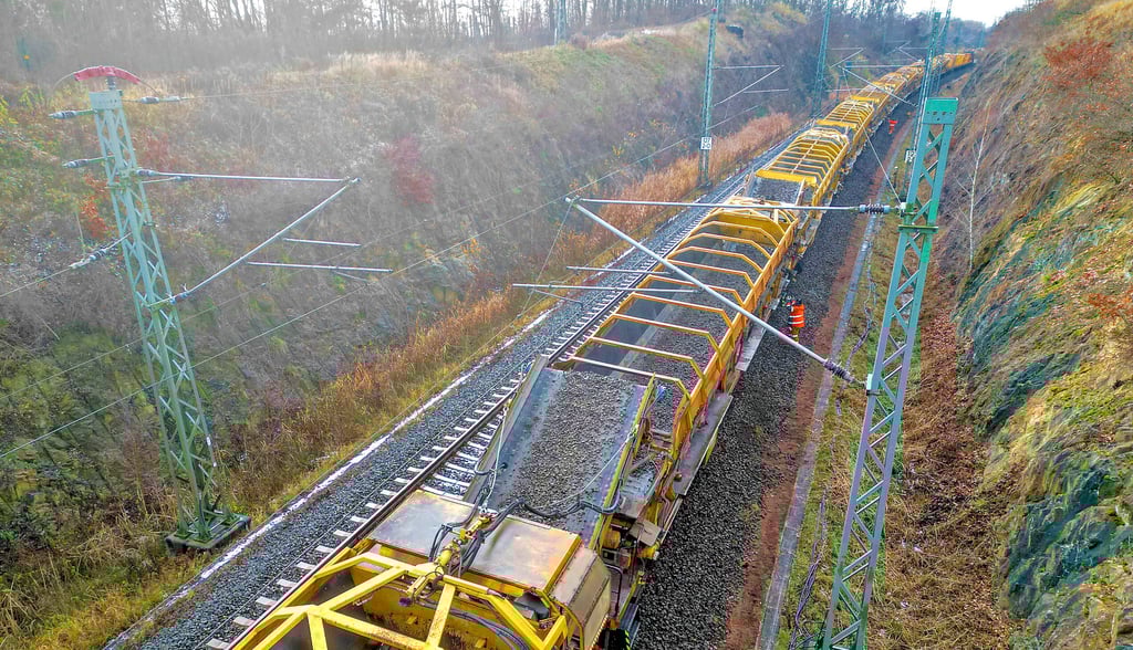 Am Dienstag hat bei Muldenstein die Sanierung des letzten Teilabschnitts der Strecke Berlin-Bitterfeld begonnen.