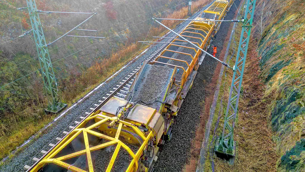 Am Dienstag hat bei Muldenstein die Sanierung des letzten Teilabschnitts der ICE-Strecke Berlin-Bitterfeld der Deutschen Bahn begonnen.