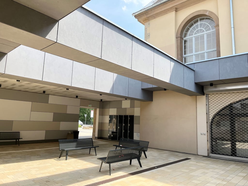 Ostzugang mit Bänken und Gepäckschließfächer: Wann kommt denn nun die VIdeoüberwachung am Zeitzer Bahnhof?  