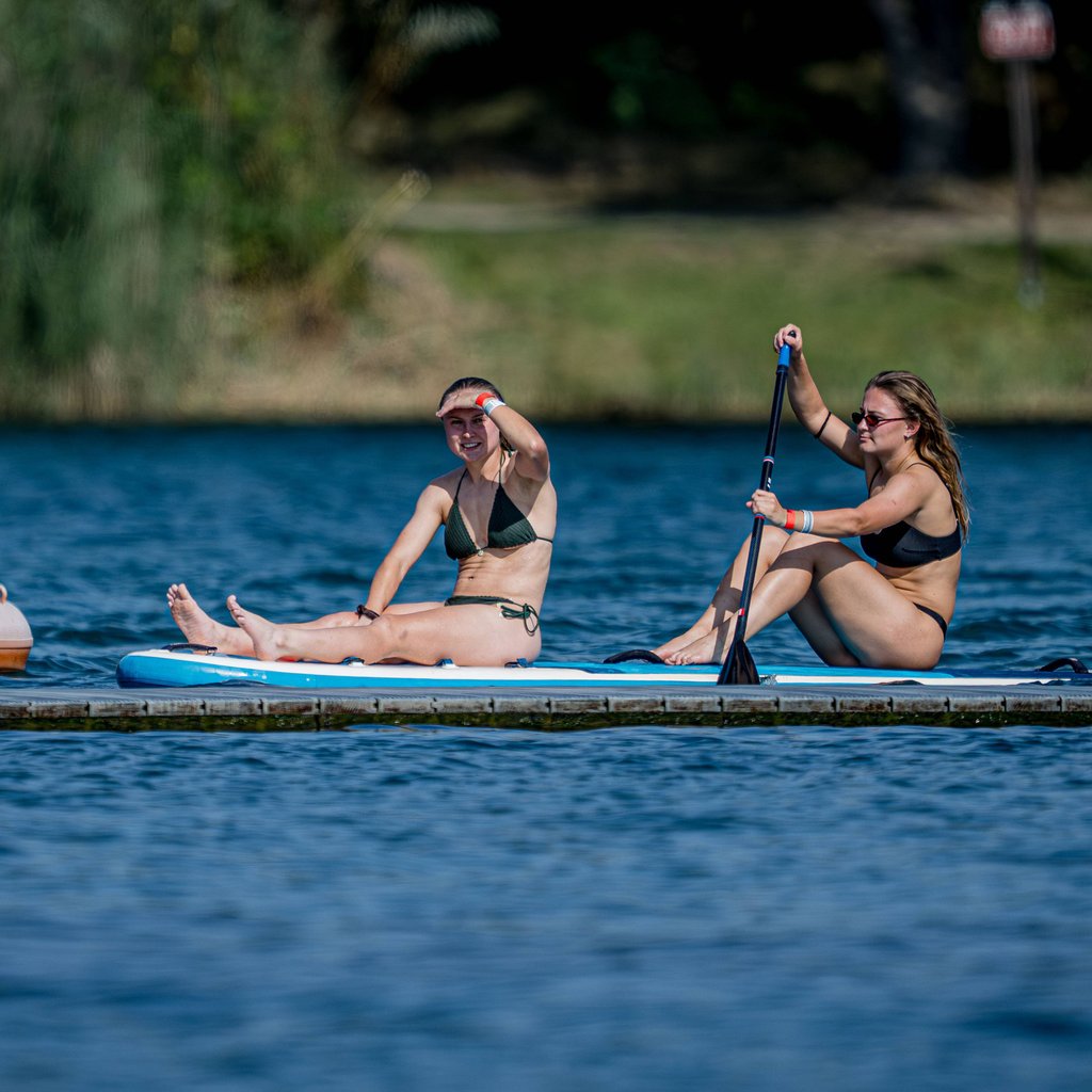 Leipzigs Lou Ann Joly und Annabel Schasching beim SUP-Fahren im Trainingslager in diesem Sommer.