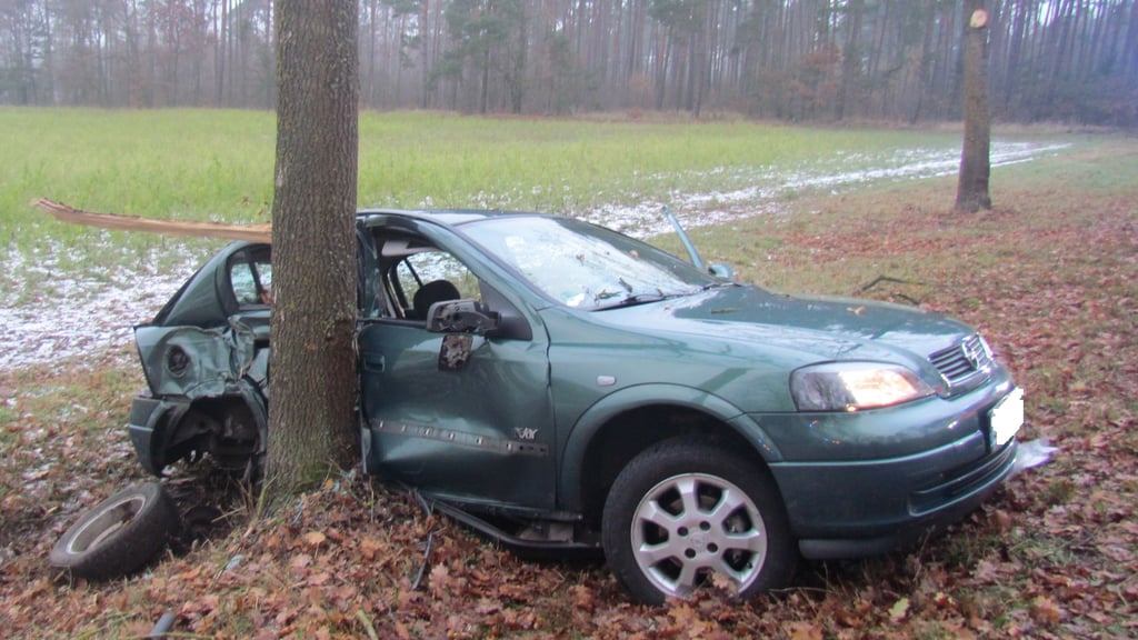 Ein 23-Jähriger ist zwischen Gardelegen und Letzlingen auf der K1101 mit seinem Auto von der Straße abgekommen.
