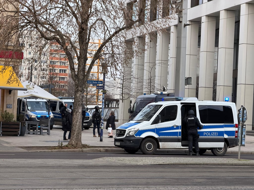 Polizeifahrzeuge stehen in der Magdeburger Innenstadt. Am Dienstag (25. November 2025) hatte es eine Bedrohungslage im Bereich des Breiten Wegs gegeben.