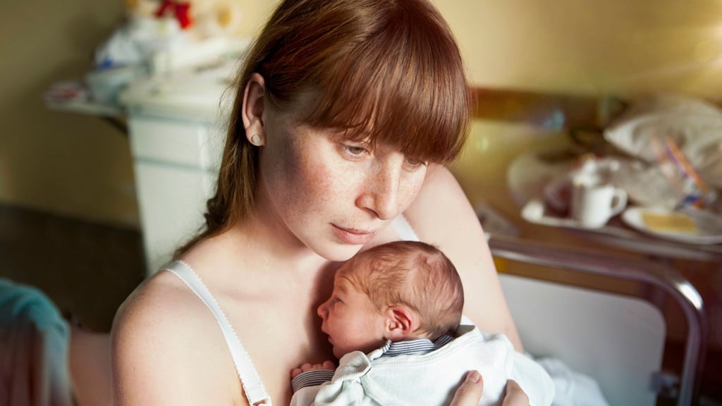 Bereute Elternschaft gilt nach wie vor als tabuisiertes Gefühl, besonders für Mütter.