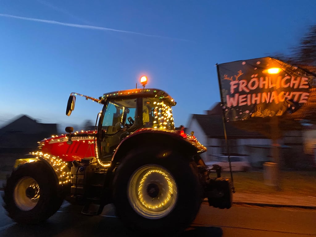 Auch in diesem Jahr fahren wieder bunt beleuchtete Trecker durch den Huy.