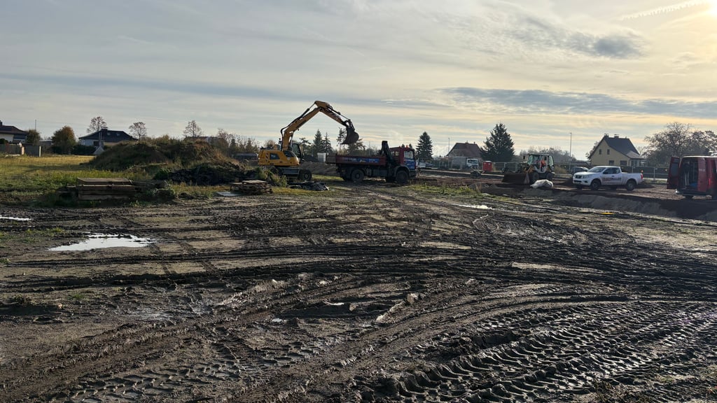 Blick auf das Gelände an der Bundesstraße 1 in Burg, auf dem das neue Gerätehaus der freiwilligen Feuerwehr entstehen wird.
