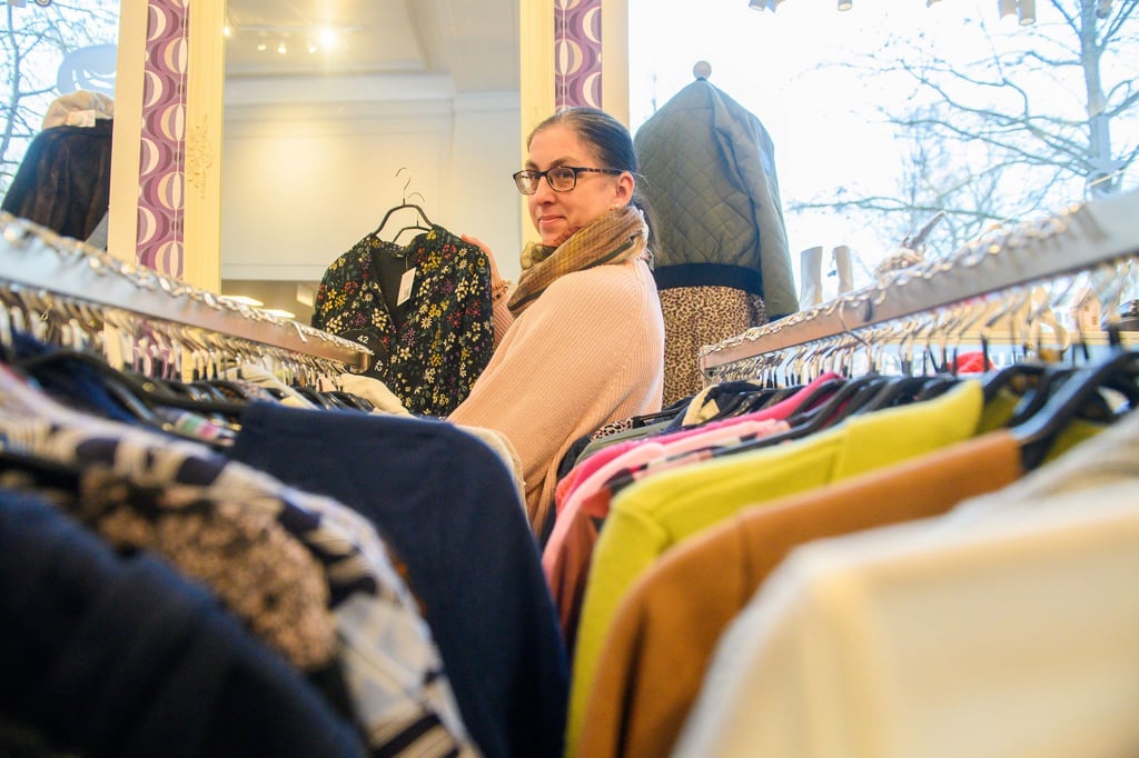 In dem Charity-Shop "Zweimalschön" in Magdeburg verbergen sich wahre Schätze von den unterschiedlichsten Spendern.