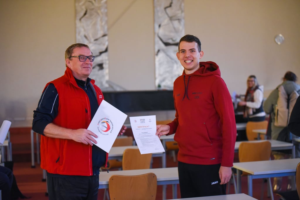 Maik Heinel vom Kreissportbund und Luca Vogelpohl vom Faustball bei der Übergabe des Zertifikats zur Lizenzverlängerung.